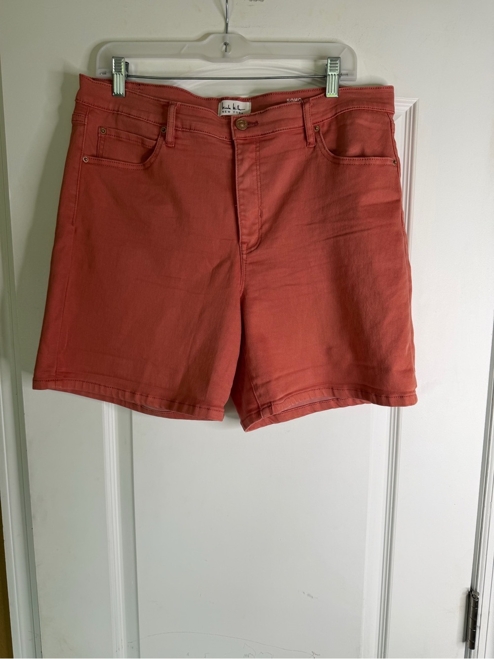 Nicole Miller Newyork SoHo Coral High-Rise Stretch Jean Shorts. Size 14.
